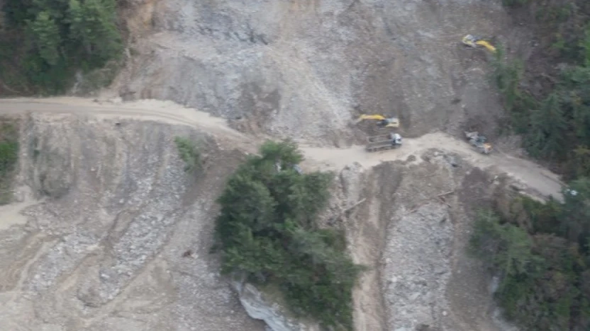 Heyelan Nedeniyle Ulaşıma Kapanan Yolda Yoğun Çalışma