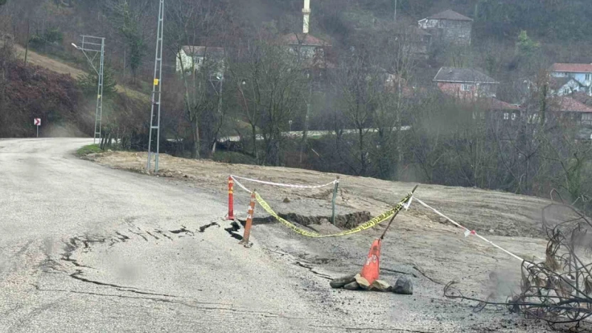 Kastamonu'da Heyelan Sonrası Yol Çöktü