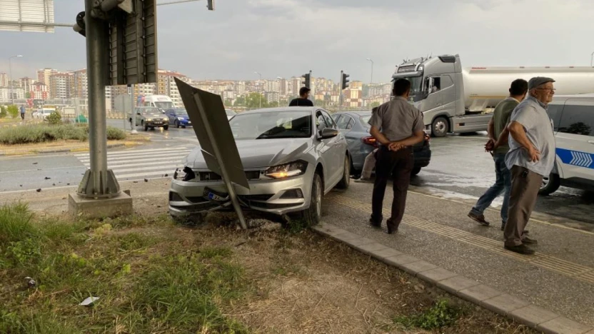 Kastamonu'da Üç Araç Birbirine Girdi: 5 Yaralı