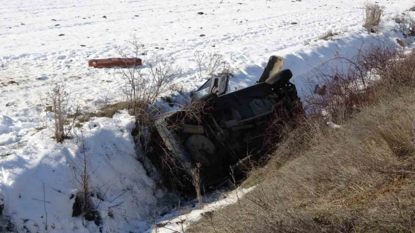 Kastamonu'da Otomobil Şarampole Yuvarlandı: 1'i Ağır 4 Yaralı