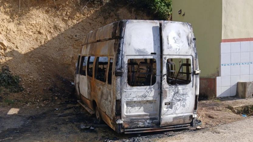 Park Halindeki Minibüs Alev Alev Yandı