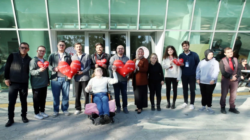 Sevgiyle El Ele Verdiler