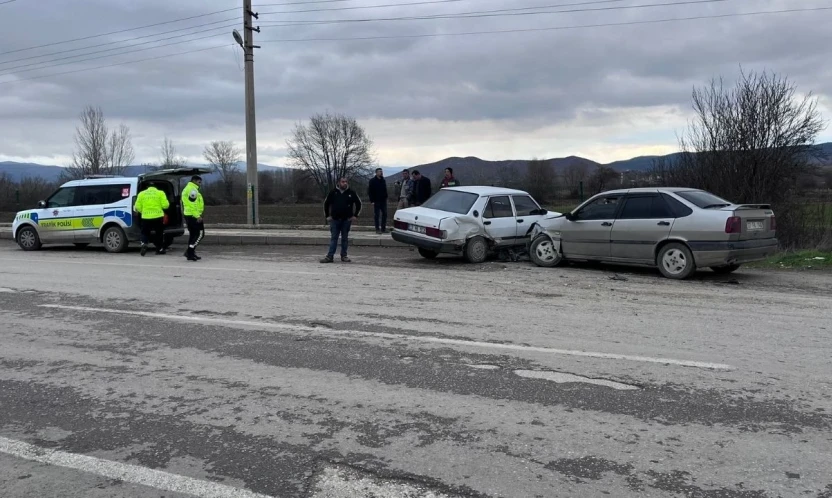 2 Otomobil Çarpıştı!