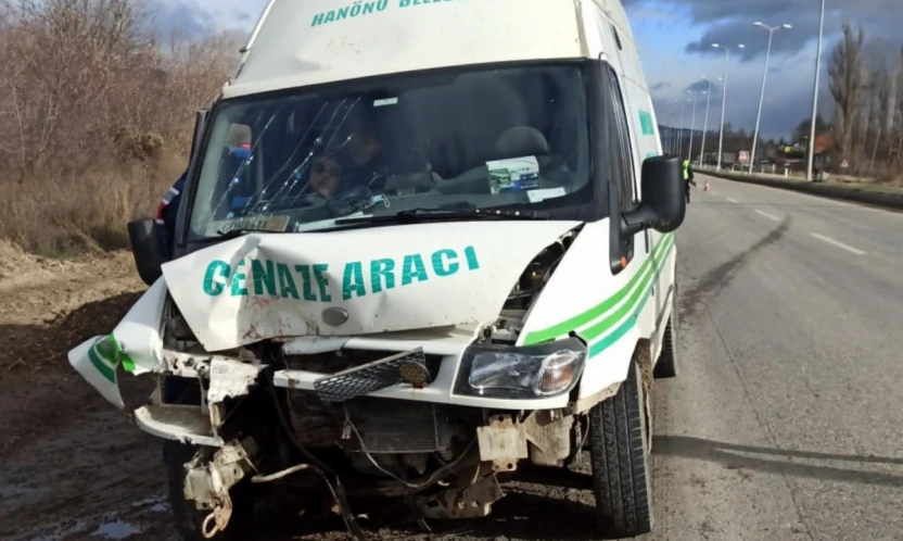 Cenaze Aracıyla Çarpıştı!