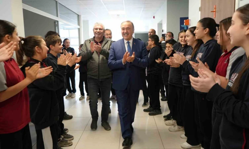 Emekli Olan Okul Müdürünü Alkışlarla Uğurladılar