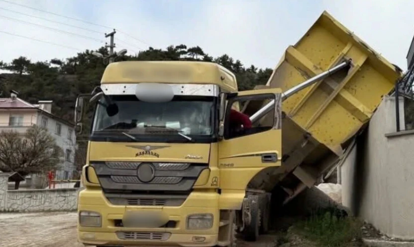 Kamyon Kasası Lise Bahçesinin Duvarına Devrildi!