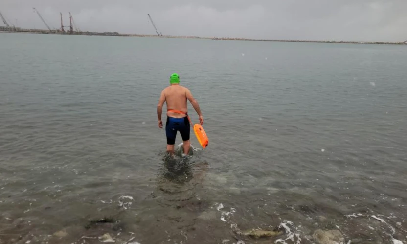 Kar Altında Denizde Yüzdü