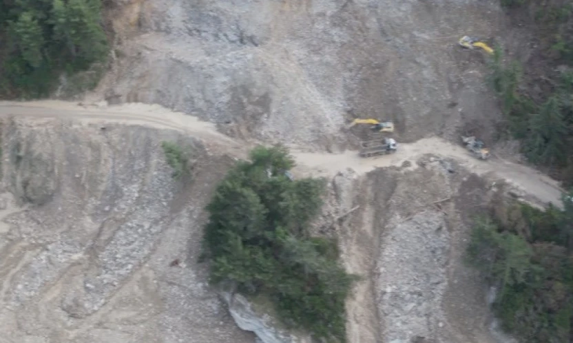 Heyelan Nedeniyle Ulaşıma Kapanan Yolda Yoğun Çalışma