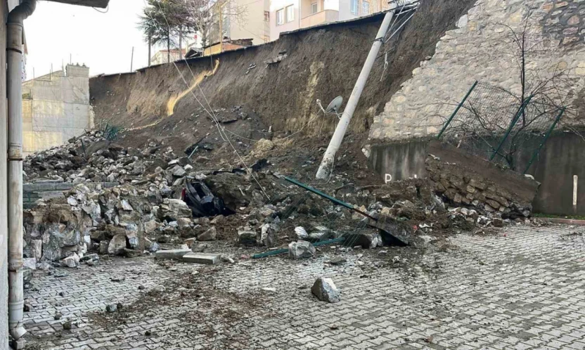 Kastamonu'da İstinat Duvarı Çöktü, 7 Araç Zarar Gördü