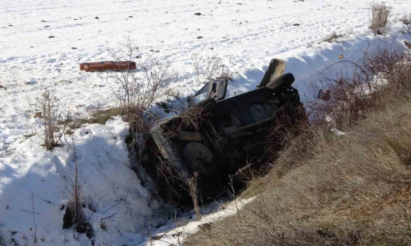 Kastamonu'da Otomobil Şarampole Yuvarlandı: 1'i Ağır 4 Yaralı