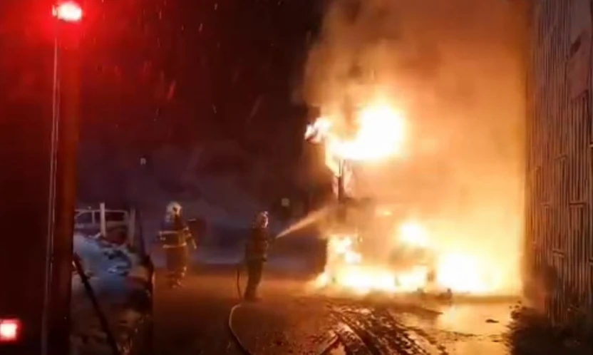 Kereste Yüklü Kamyon Alev Alev Yandı