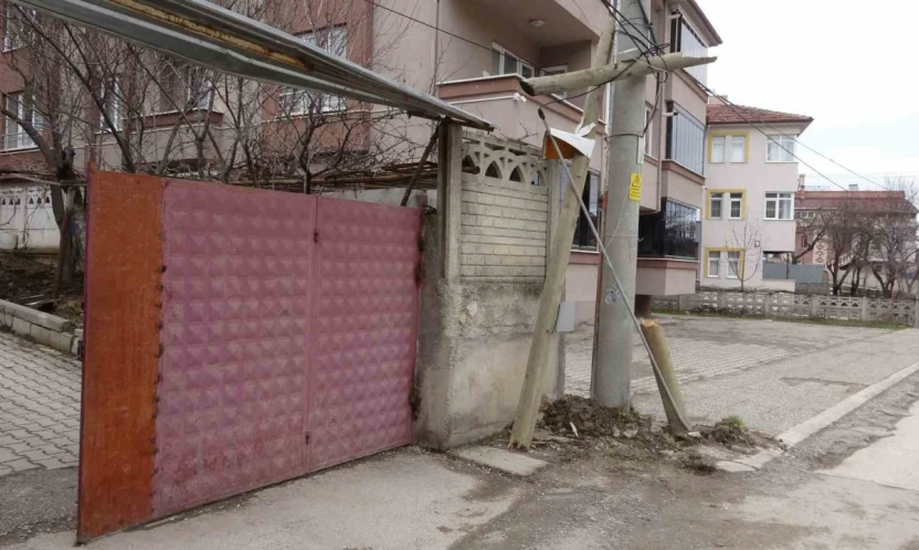 Kastamonu'da Otomobil Kalabalığın Arasına Daldı