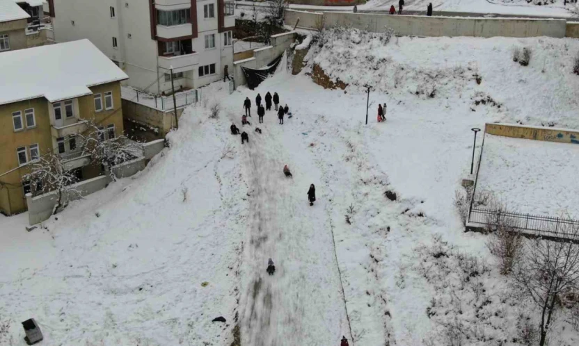 Çocuklar Karda Doyasıya Eğlendi